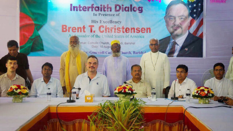 গৌরনদী কাথলিক ধর্মপল্লী পরিদর্শন ও আন্তধর্মীয় সংলাপে মার্কিন রাষ্ট্রদূত ব্রেন্ট টি. ক্রিস্টেনসেন